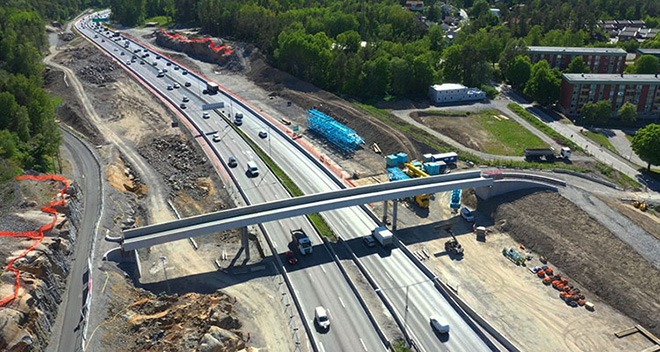 Den nya gång- och cykelbron över E4/E20 i Vårby backe